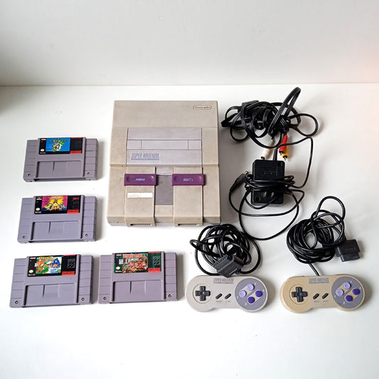 SUPER NINTENDO + 2 CONTROLLERS + 4 GAMES