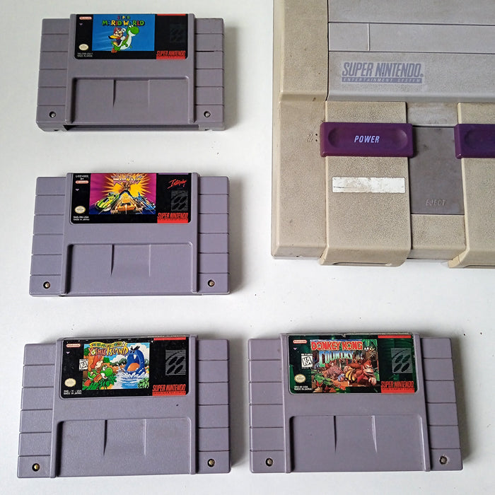 SUPER NINTENDO + 2 CONTROLLERS + 4 GAMES